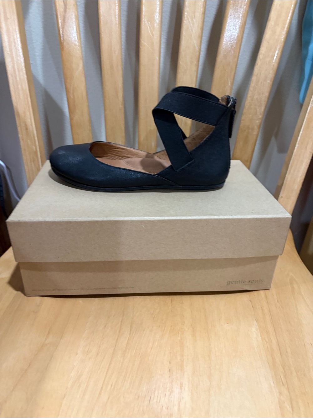 Gentle Souls Bay Unique Black Cross-Strap Ballet Flat 5.5